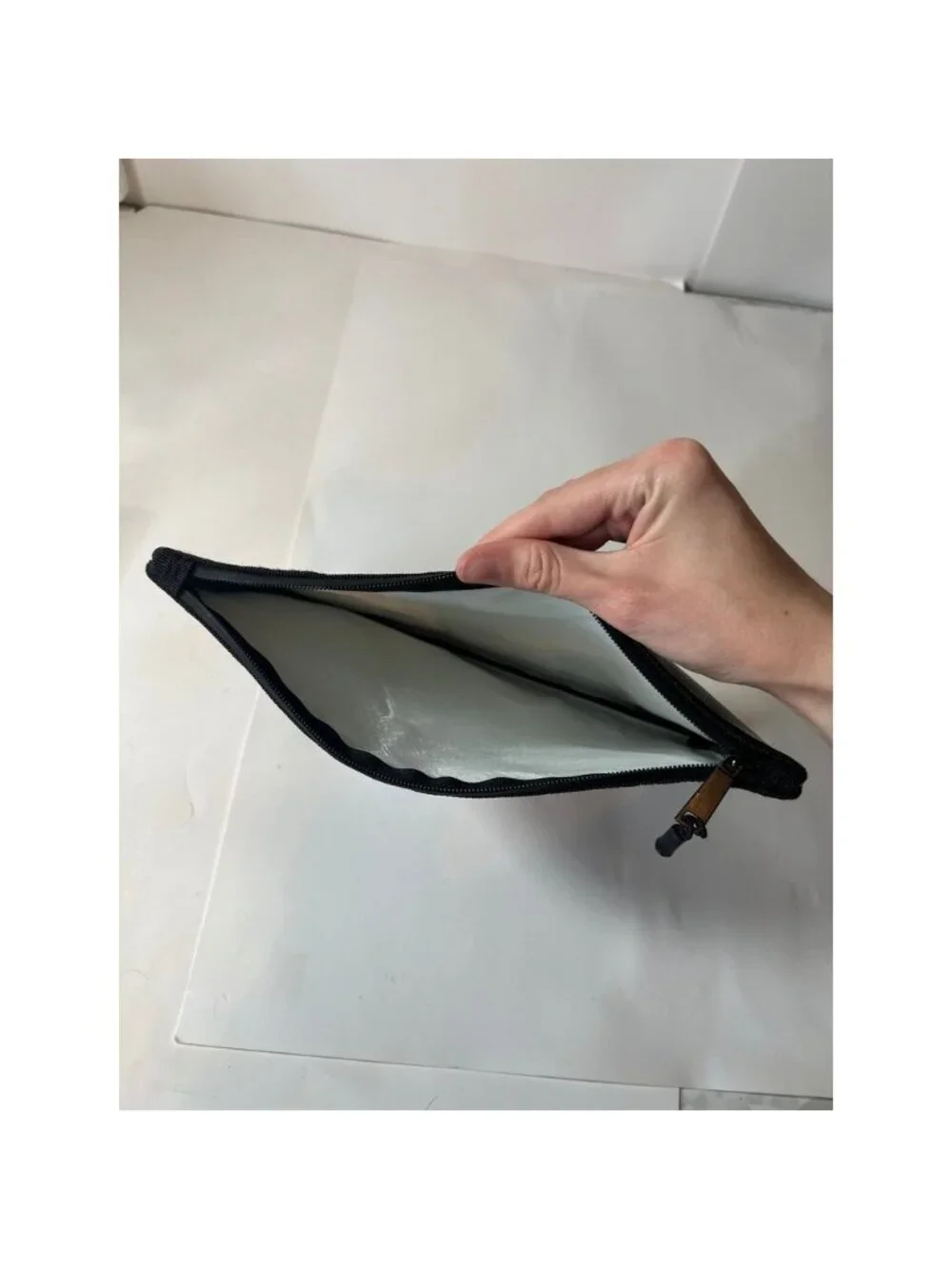 Fire repellant pouch for protecting‎ documents